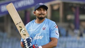 పాపం పృథ్వీ షా.. 4 ఏళ్లకే తల్లి మరణం.. 18 ఏళ్లకే స్టార్‌డమ్.. అనవసర వివాదాలు..!