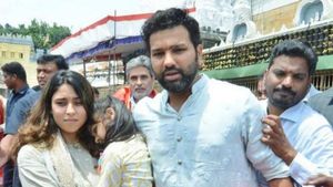 Rohit Sharma: కోహ్లీ బాటలో రోహిత్.. కుటుంబంతో కలిసి తిరుపతి బాలాజీ దర్శనం!
