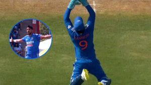 సంజూ శాంసన్ స్టన్నింగ్ క్యాచ్.. బిత్తరపోయిన కైల్ మేయర్స్! (వీడియో)