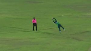 కళ్లు చెదిరే క్యాచ్.. పట్టింది పాకిస్థాన్ ఆటగాడే! (వీడియో)