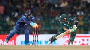 PAK vs BAN: ఓరి ఆజాము.. నువ్వు నెంబర్ వన్ బ్యాటర్‌వేనా రా..?