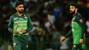 Babar Azam: పాక్ టీంలో డిష్యూం డిష్యూం.. టీం అంతా బాబర్‌ను దూరం పెడుతోందా?