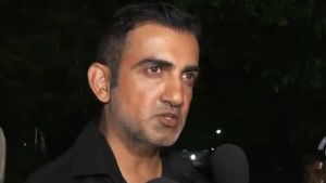 అమ్మతోడు.. వేలు చూపించింది కోహ్లీ అభిమానులకు కాదు: గంభీర్