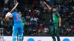 INDvsPAK: వికెట్ తీసిన పాక్ పేసర్ ఓవరాక్షన్.. బ్యాటుతోనే బుద్ధి చెప్పిన టీమిండియా స్టార్!