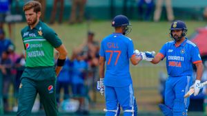 IND vs PAK: నట్టేట ముంచేసారు కదయ్యా రోహితూ..! మండిపడుతున్న ఫ్యాన్స్!