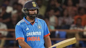 INDvsAUS: సెంచరీ చేస్తాడని అనుకుంటే.. స్టన్నింగ్ క్యాచ్‌తో రోహిత్‌ను అవుట్ చేశాడుగా!