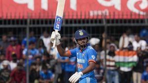 ఎన్ని సెంచరీలు చేసినా కోహ్లీ స్థానాన్ని కొట్టేయలేం: శ్రేయస్ అయ్యర్