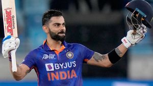 INDvsPAK: కోహ్లీ తప్ప మరెవరూ మా బౌలింగ్‌ను చిత్తు చేయలేరు: పాక్ వైస్ కెప్టెన్