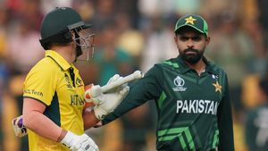 AUS vs PAK: కొంపముంచిన చెత్త ఫీల్డింగ్.. పాకిస్థాన్ ముందు భారీ లక్ష్యం!