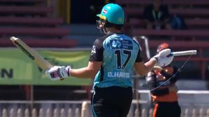 వీడియో: విరిగిన బ్యాట్‌తో సిక్స్..: చెప్పి మరీ కొట్టిన బ్యాటర్