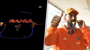 World Cup 2023: 'ఇదేందయ్యా ఇది.. నేను ఏడ చూడలే'.. అవార్డ్ కోసం లైటింగ్ షోనా..?(వీడియో)