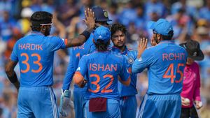 INDvsAUS: కుల్దీప్ అదిరే క్యాచ్.. తెల్లముఖం వేసిన వార్నర్!