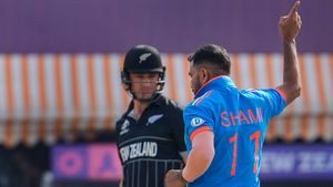 IND vs NZ: తొలి బంతికే వికెట్.. మహమ్మద్ షమీ అరుదైన ఘనత.!