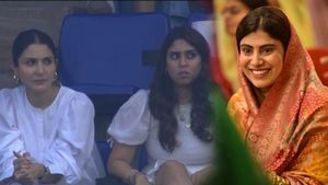 IND vs PAK: వైట్ డ్రెస్‌లో మెరిసిన రితికా, అనుష్క.. చీరకట్టులో రివాబా జడేజా!