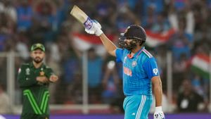 IND vs PAK: సిక్స్ కొట్టి.. కండలు చూపించిన రోహిత్ శర్మ!