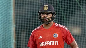 Rohit Sharma: ఇన్నేళ్ల తర్వాత బంతి పట్టుకున్న రోహిత్.. బంగ్లాకు చుక్కలు చూపించడానికి రెడీనా?