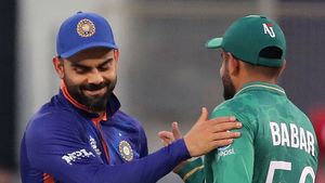 INDvsPAK: బాబర్‌కు ఆటోగ్రాఫ్ ఇచ్చిన కోహ్లీ.. వీడియో వైరల్!