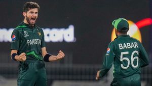 కింద పడ్డా పైచేయి పాకిస్తాన్‌దే: అటు బాబర్- ఇటు అఫ్రిది నిజంగా నక్కతోక తొక్కొచ్చారు..!!