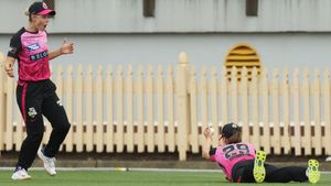 టవల్‌తో క్యాచ్ పట్టిన బౌలర్.. పెనాల్టీ విధించిన అంపైర్! (వీడియో)