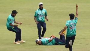 Funniest Cricket Catch: 'ఇదేందయ్యా ఇది.. నేను ఏడ చూడలే'! (వీడియో)