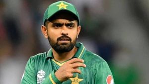 బాబర్ ఆజమ్‌‌ను ఎవరూ ఏమీ అనొద్దు