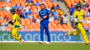 AUSvsENG: తడబడి నిలబడిన ఆసీస్.. ఇంగ్లండ్ ముందు ఆ స్కోరు సరిపోతుందా?