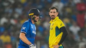 AUSvsENG: మొన్న బుమ్రా.. నేడు స్టార్క్.. టాప్ బౌలర్లు ఇలా కదా ఆడాలి!