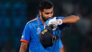 INDvsAUS: రోహిత్ జాగ్రత్త.. ఆసీస్ బౌలర్లు చాలా తెలివైన వాళ్లు.. మాజీ దిగ్గజం వార్నింగ్!