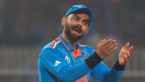 ఆపండ్రా మీ గోల- మీ వల్ల క్యాచ్ మిస్ అవుద్ది: ఫ్యాన్స్‌ను మందలించిన కోహ్లీ..!!