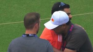 విరాట్ కోహ్లీని ఆప్యాయంగా ఆలింగనం చేసుకున్న పాకిస్తాన్ లెజెండ్.. ఫిదా