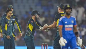IND vs AUS: తడబడిన టీమిండియా.. ఆసీస్ లక్ష్యం ఎంతంటే..?