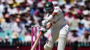 Babar Azam: కాస్త గ్యాప్ ఇవ్వండ్రా.. నా వెనకనే ఆలౌటై వచ్చేస్తారా? (Video)
