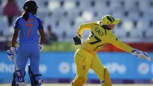 IND vs AUS: ఇదేందయ్యా ఇది.. తొలి ఓవర్‌లోనే 14 ఎక్స్‌ట్రాలా?