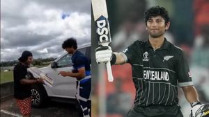 CSK అభిమాని ప్రేమకు రచిన్ ఫిదా.. వెంటనే కారులో నుంచి దిగి! (వీడియో)