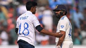 IND vs ENG: రోహిత్ శర్మ కాళ్లు మొక్కిన కోహ్లీ అభిమాని! (వీడియో)