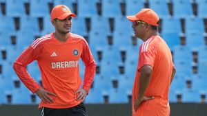 గిల్‌ ప్లేస్‌కు డేంజర్ బెల్స్.. ద్రవిడ్ హెచ్చరిక!