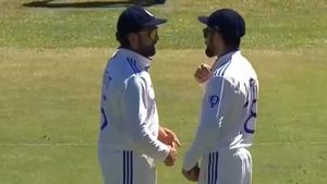 IND vs SA: రోహిత్ శర్మకు కెప్టెన్సీ నేర్పిన కోహ్లీ(వీడియో)