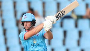 ఆర్‌సీబీ బ్యాటర్ విధ్వంసం.. 41 బంతుల్లోనే శతకం! (వీడియో)