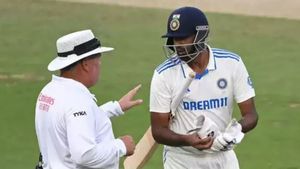 IND vs ENG: అంపైర్‌తో గొడవపడ్డ అశ్విన్!