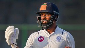 ‘అది చాలా అన్యాయం’ హనుమ విహారికి అండగా టీమిండియా మాజీ ఓపెనర్!