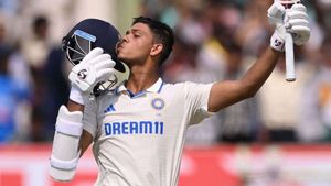 IND vs ENG: చరిత్ర సృష్టించిన జైస్వాల్.. సెహ్వాగ్ సరసన!