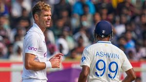 IND vs ENG: అశ్విన్ X అండర్సన్ డిష్యూం డిష్యూం ( వీడియో)