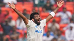 బుమ్రా అవి బంతులా బుల్లెట్లా.. యార్కర్‌కు ఎగిరిపడ్డ వికెట్లు! (వీడియో)