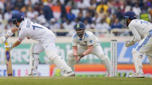 సూపర్‌మ్యాన్‌లా సర్ఫరాజ్ స్టన్నింగ్ క్యాచ్ (Video)