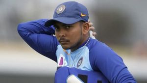 పృథ్వీ షా రీఎంట్రీ అదుర్స్.. మెరుపు శతకం!