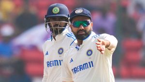 అంపైర్ ఏమంటావ్? రివ్యూకి వెళ్లనా? వద్దా? - రోహిత్ శర్మ (Video)