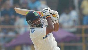 ట్రాప్‌లో చిక్కుకున్న సర్ఫరాజ్.. తొలి బంతికే! (Video)