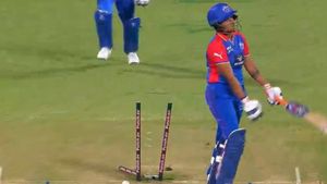 WPL: ఎగిరిన మిడిల్ స్టంప్..బిత్తరపోయిన షెఫాలీ వర్మ (Video)