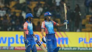 నరాలు తెగే ఉత్కంఠ: ఆఖరి బంతికి సిక్సర్‌తో ముంబై విజయం(Video)