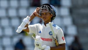 జైస్వాల్ ఊచకోత.. రాజ్‌కోట్‌లో సిక్సర్ల వర్షం (Video)